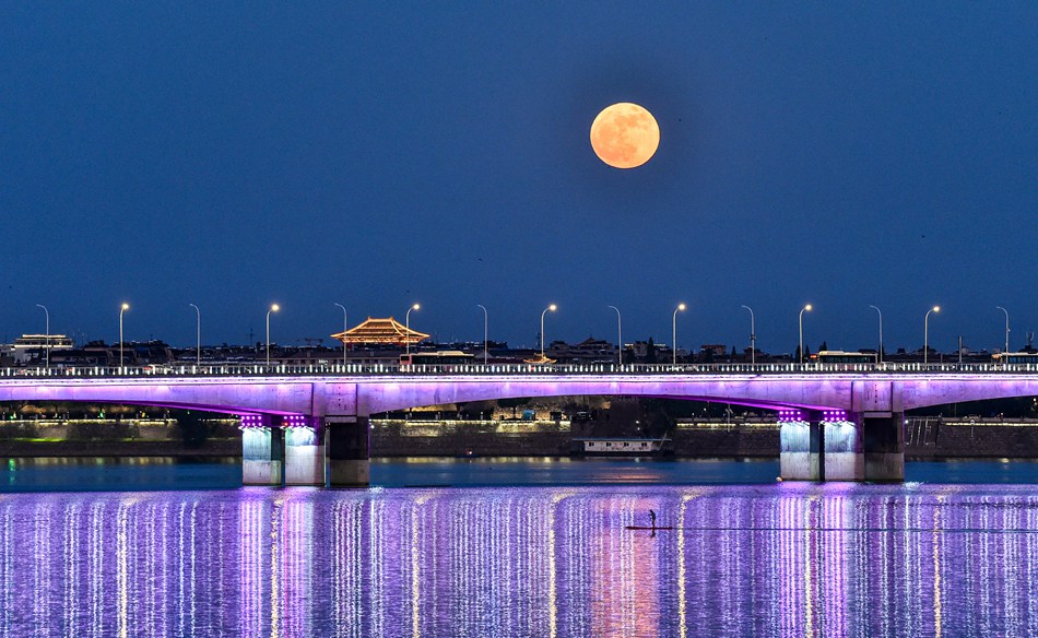 Superluna illumina il cielo notturno in Cina