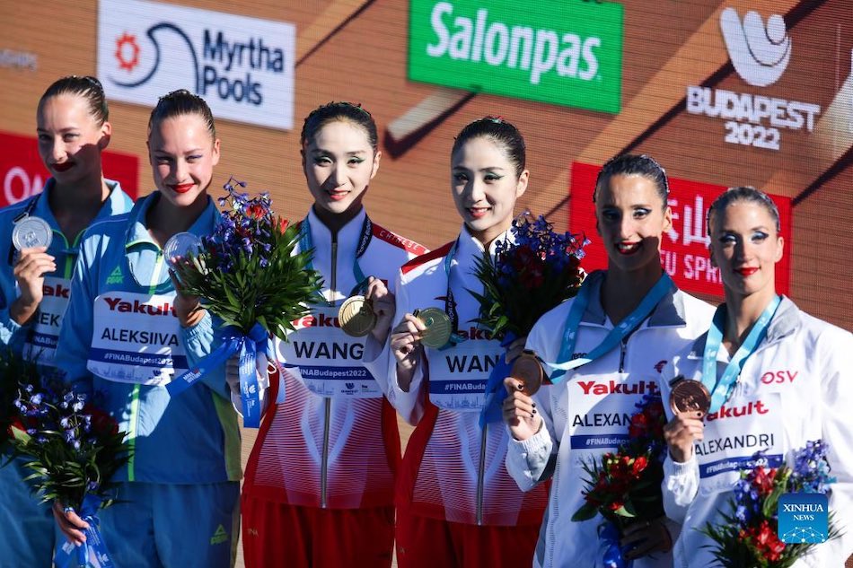 Le medaglie d'oro Wang Liuyi e Wang Qianyi della Cina, le medaglie d'argento Maryna Aleksiiva e Vladyslava Aleksiiva dell'Ucraina e le medaglie di bronzo Anna-Maria Alexandri e Eirini Alexandri dell'Austria posano per le foto durante la cerimonia di premiazione dopo la finale della prova libera di duo femminile di nuoto artistico a Budapest, Ungheria. (23 giugno 2022 - Xinhua/Zheng Huansong)