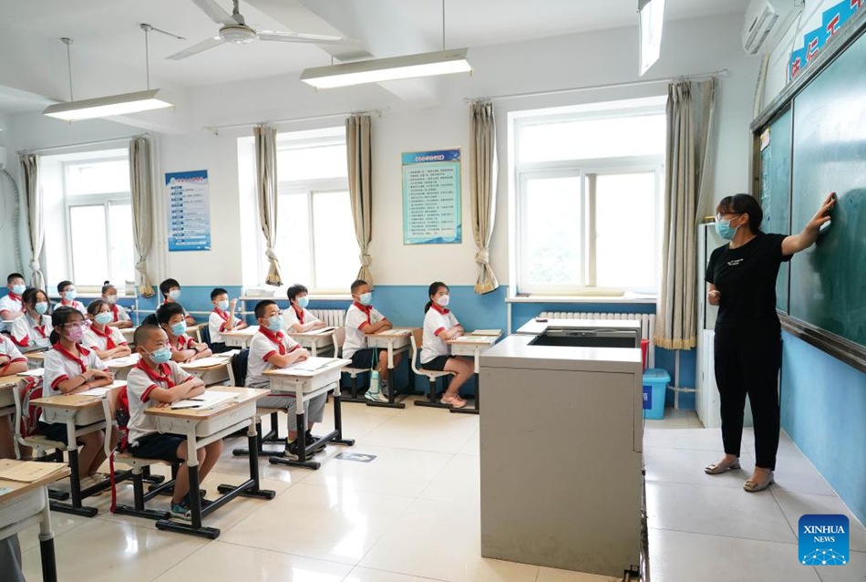 Con il COVID-19 sotto controllo le scuole primarie e medie di Beijing riaprono