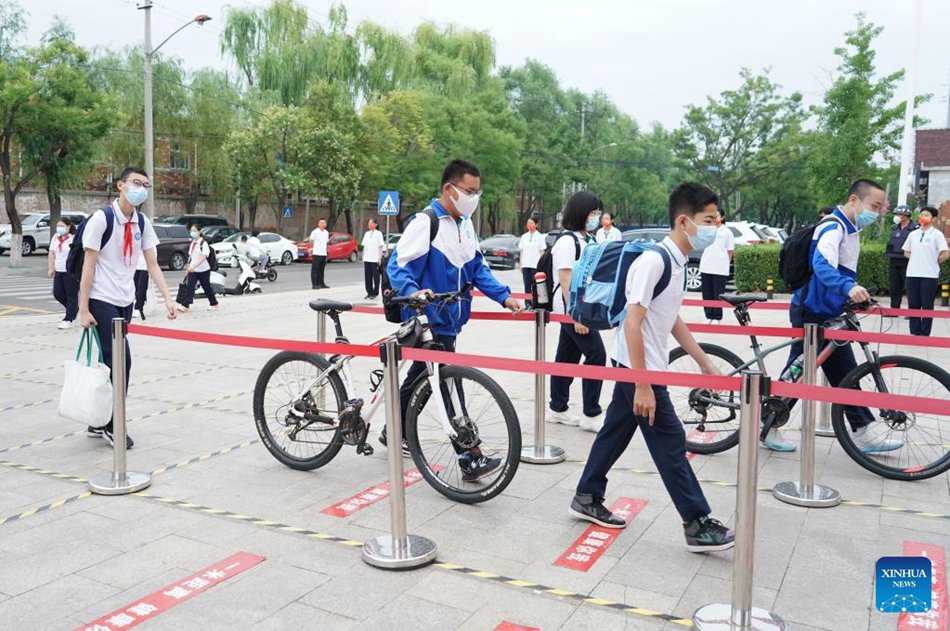 Con il COVID-19 sotto controllo le scuole primarie e medie di Beijing riaprono