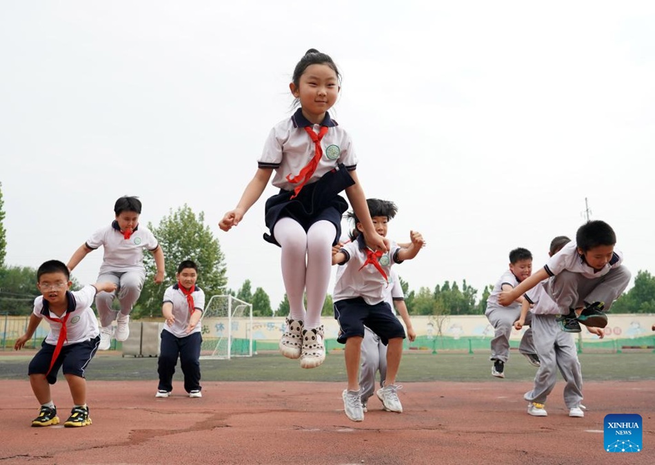 Con il COVID-19 sotto controllo le scuole primarie e medie di Beijing riaprono