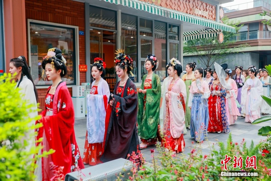 Chengdu: mostra dello Hanfu sulla strada