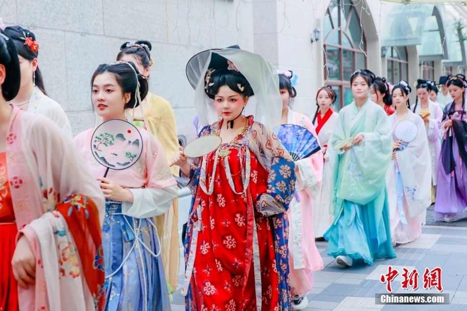 Chengdu: mostra dello Hanfu sulla strada