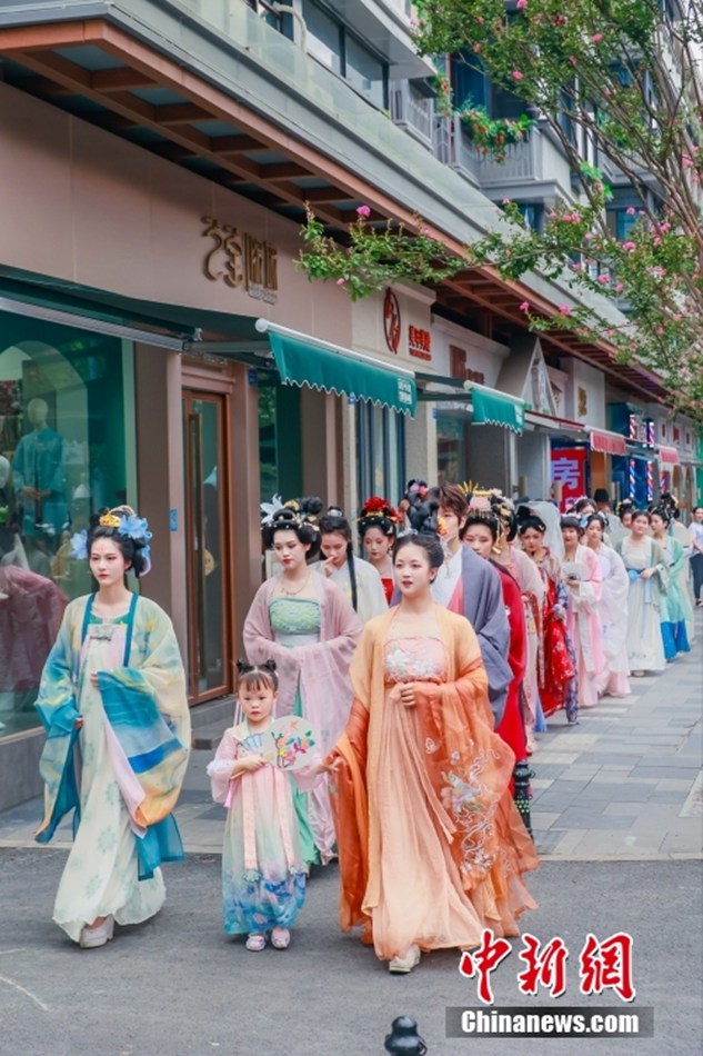 Chengdu: mostra dello Hanfu sulla strada