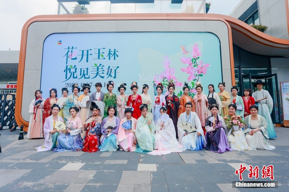 Chengdu: mostra dello Hanfu sulla strada