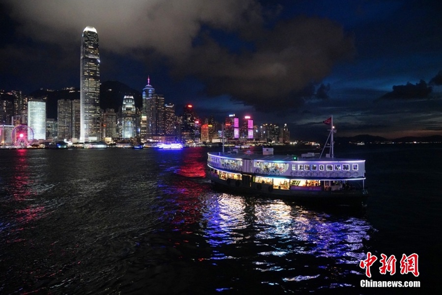 Victoria Harbour celebra il ritorno di Hong Kong alla madrepatria con luci brillanti