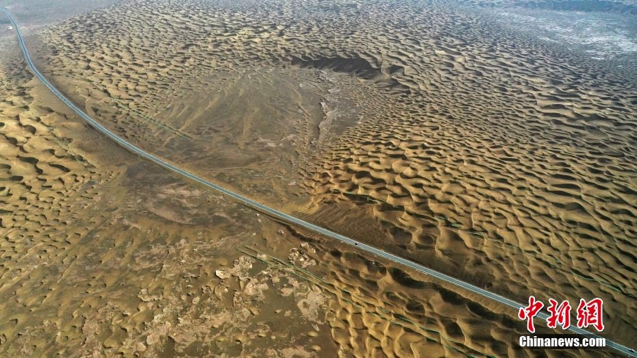 Xinjiang: aperta al traffico la terza autostrada che attraversa il deserto di Taklamakan