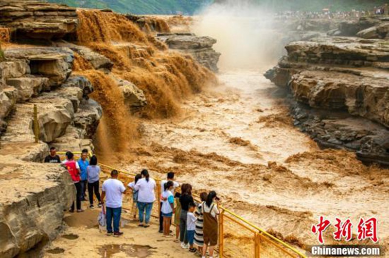 Cina: arrivata la stagione di osservazione delle cascate dorate