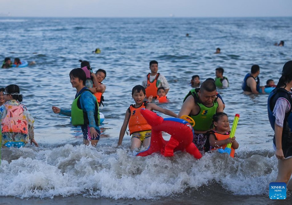 Zhoushan, Zhejiang: turismo estivo stimolato da vari intrattenimenti sul mare