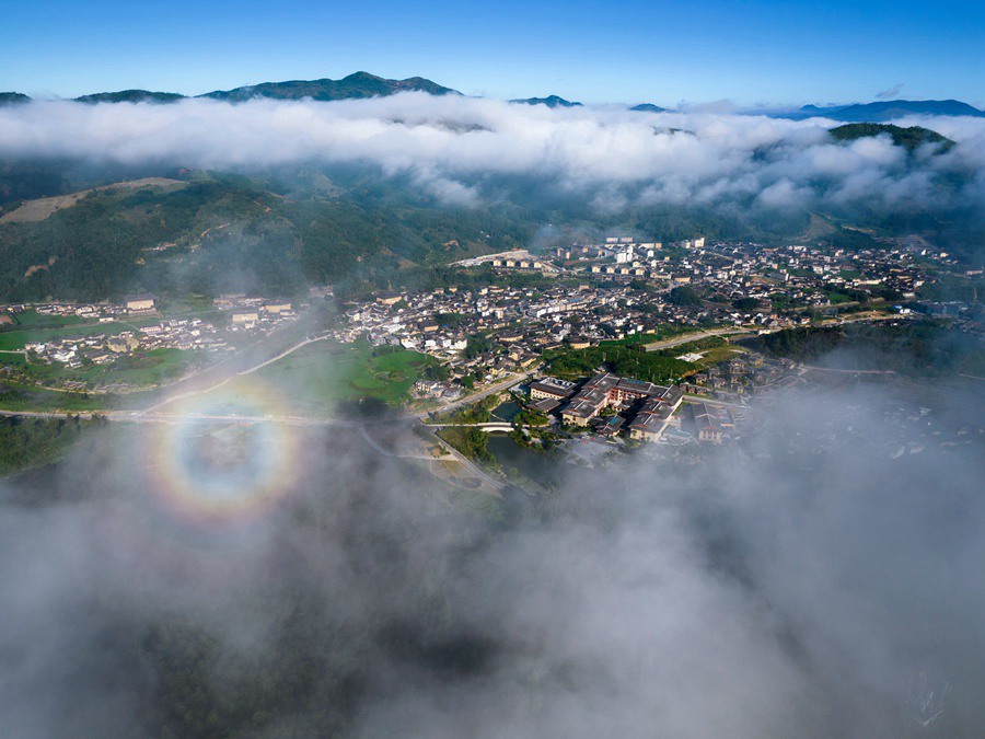 Vista mattutina dei Tulou del Fujian: un paese fatato avvolto da nuvole e nebbia