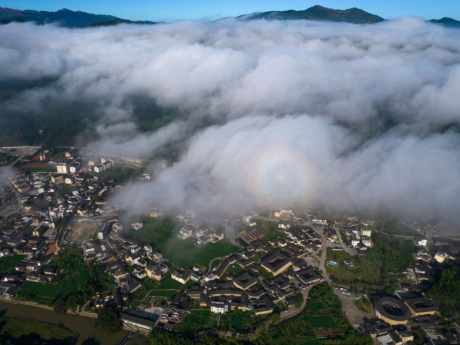 Vista mattutina dei Tulou del Fujian: un paese fatato avvolto da nuvole e nebbia