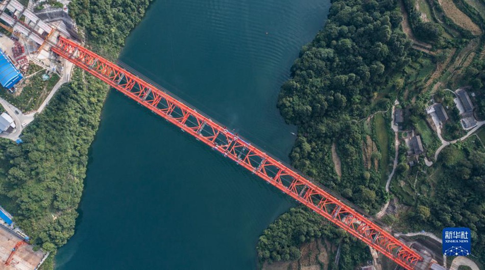 Guizhou: completato con successo il grande ponte di Wujiang sull'autostrada Deyu