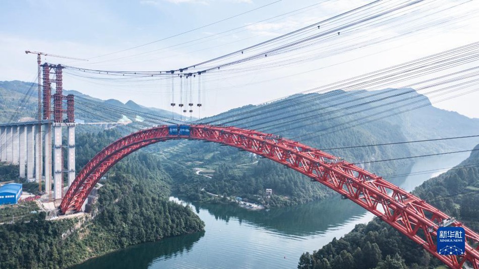 Guizhou: completato con successo il grande ponte di Wujiang sull'autostrada Deyu