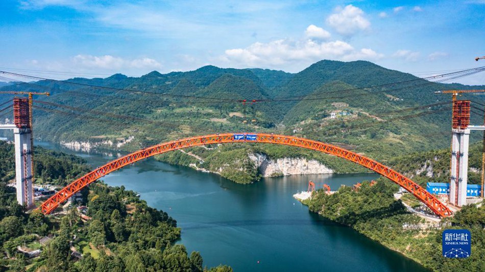 Guizhou: completato con successo il grande ponte di Wujiang sull'autostrada Deyu