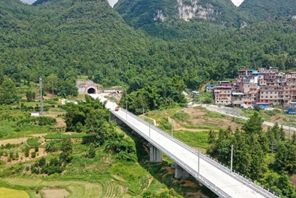 Tunnel sulla ferrovia ad alta velocità Guiyang-Nanning perforato