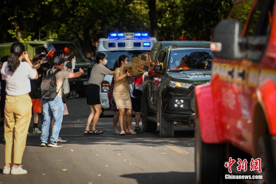 Chongqing: gli abitanti locali ringraziano i vigili del fuoco e forestali dello Yunnan