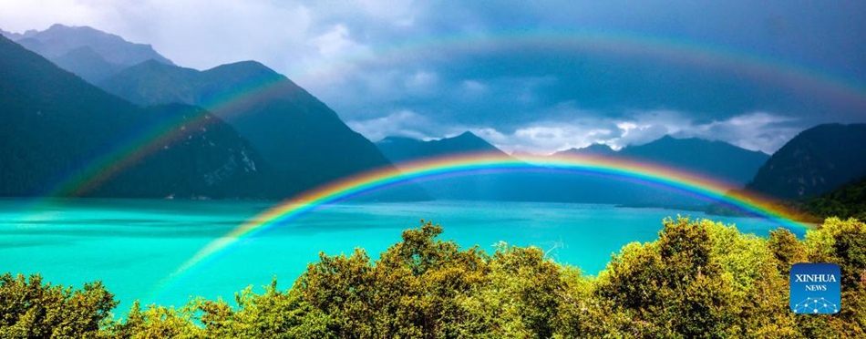 Nyingchi, Tibet: bellissimo arcobaleno sul lago Basum