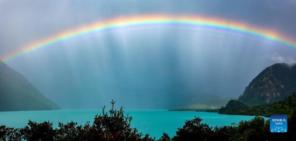 Nyingchi, Tibet: bellissimo arcobaleno sul lago Basum