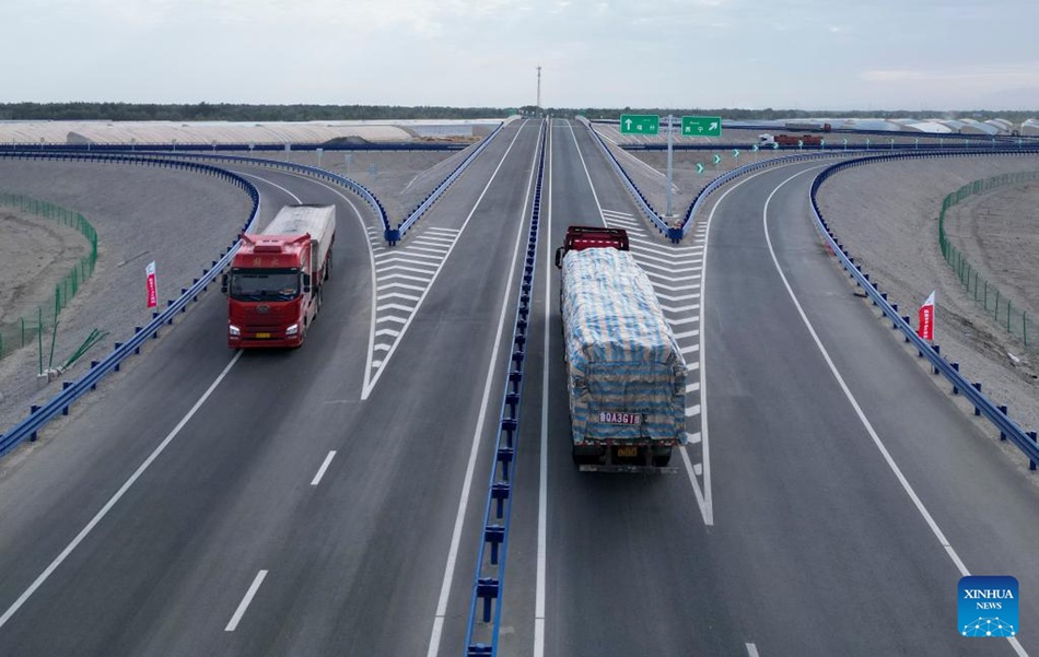 Xinjiang: la nuova autostrada darà impulso allo sviluppo economico di alta qualità