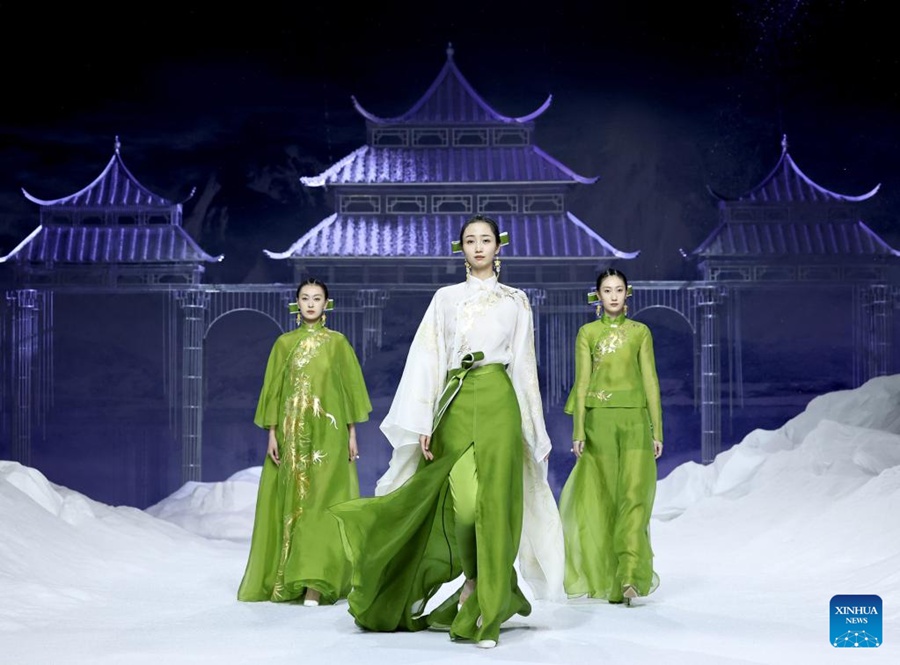 Beijing: al via la China Fashion Week Primavera Estate 2023