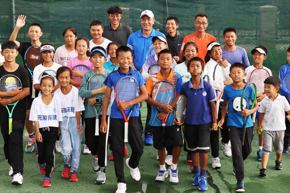 Con oltre 7.000 swing al giorno, il tennis cambia la vita di un adolescente delle montagne