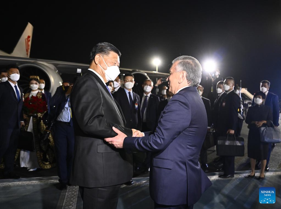 Xi Jinping arriva in Uzbekistan per una visita di Stato e il vertice SCO