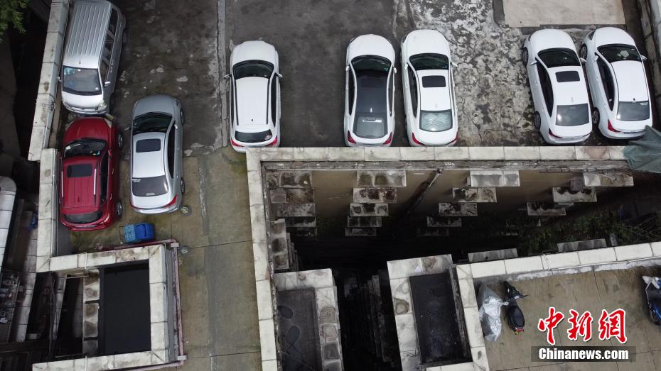 Chongqing: parcheggio sul tetto di un edificio residenziale 