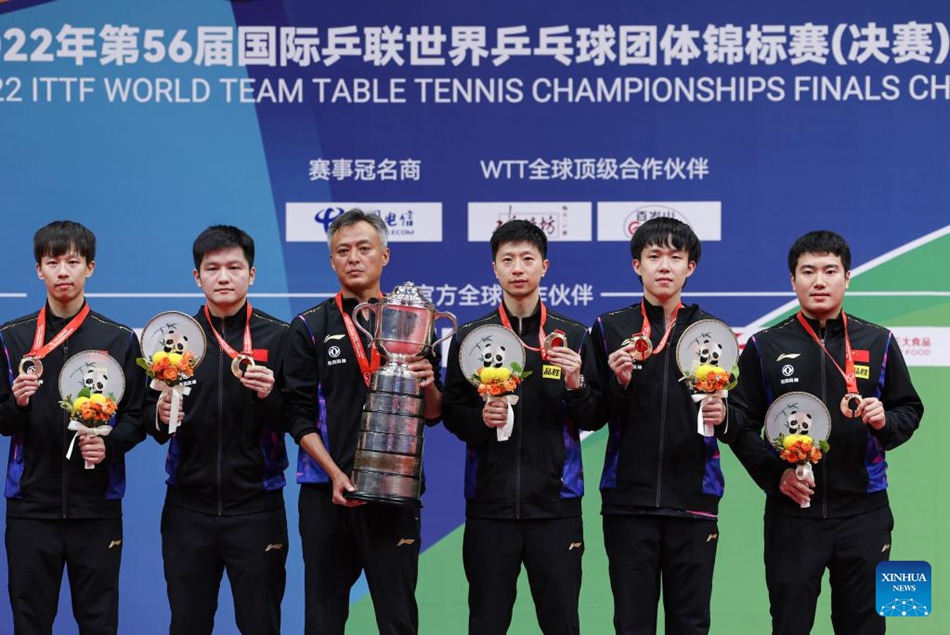 Lin Gaoyuan, Fan Zhendong, l'allenatore Qin Zhijian, Ma Long, Wang Chuqin e Liang Jingkun (da sinistra a destra) della Cina posano per una foto durante la cerimonia di premiazione dopo la finale maschile contro la Germania dei Campionati mondiali a squadre di tennistavolo ITTF 2022 a Chengdu, nella provincia del Sichuan, nel sud-ovest della Cina. (9 ottobre 2022 - Xinhua/Jiang Hongjing)