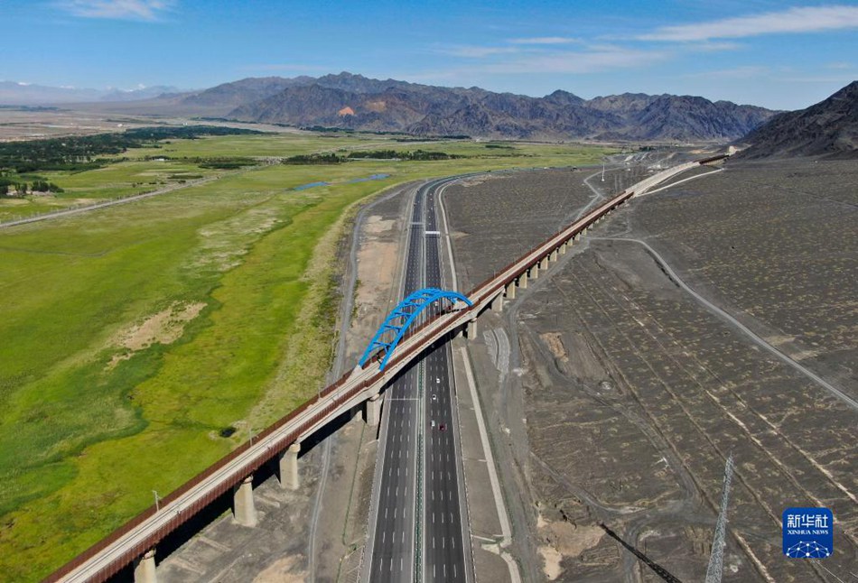 Xinjiang: costruiti 62.200 chilometri di nuove strade in dieci anni