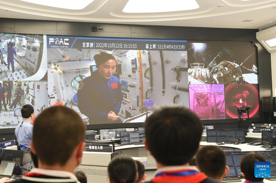 Lezione dalla stazione spaziale degli astronauti cinesi