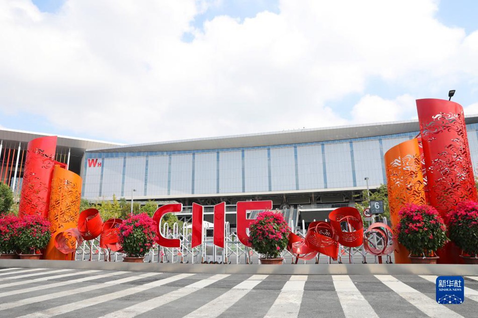 Shanghai: decorazione in corso per il sito della China International Import Expo