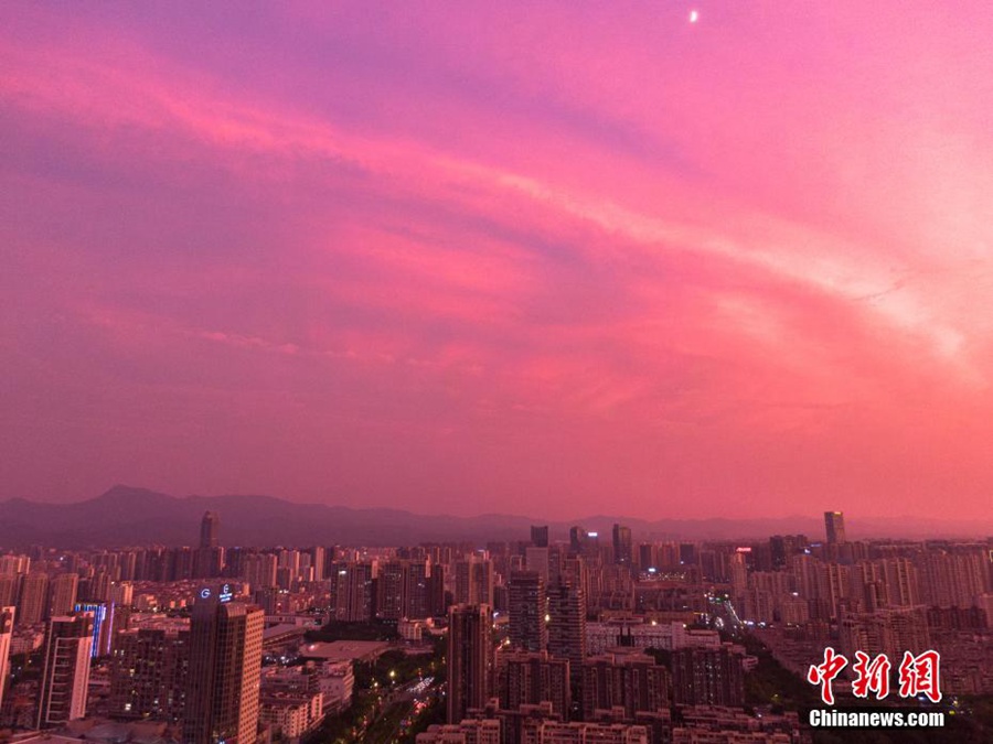 Jiangxi: tramonto fucsia nel cielo di Ganzhou, come un bellissimo dipinto ad olio