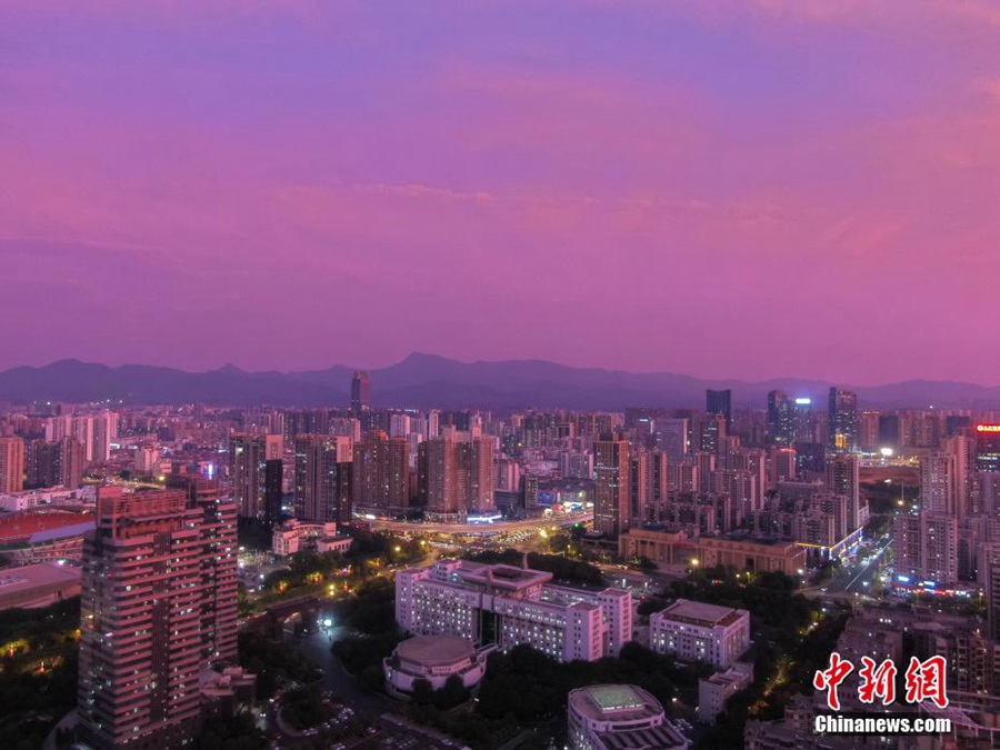 Jiangxi: tramonto fucsia nel cielo di Ganzhou, come un bellissimo dipinto ad olio