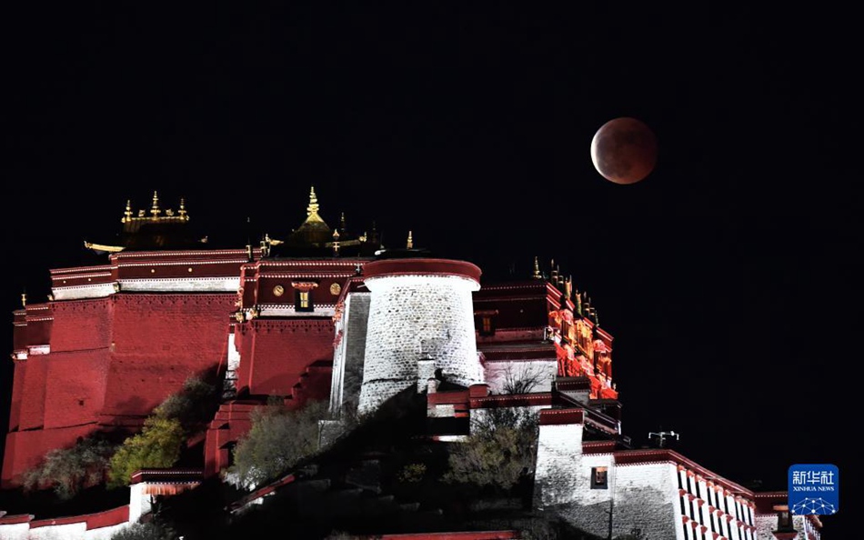 La Luna rossa incontra Urano