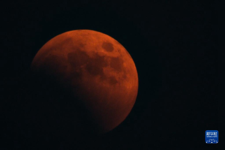 La Luna rossa incontra Urano