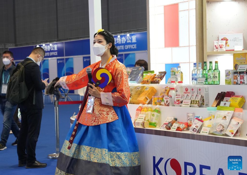 Alimenti da tutto il mondo in mostra durante la 5a CIIE