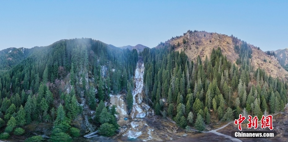 Vista mozzafiato della cascata di Zhaga, la calcificata più elevata della Cina