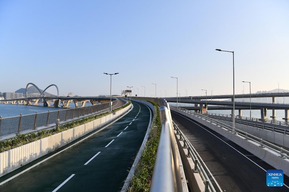 Il ponte Tseung Kwan O Cross Bay di Hong Kong apre al traffico