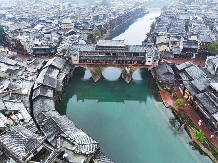 Hunan: acqua limpida e neve bianca nell'antica città di Fenghuang