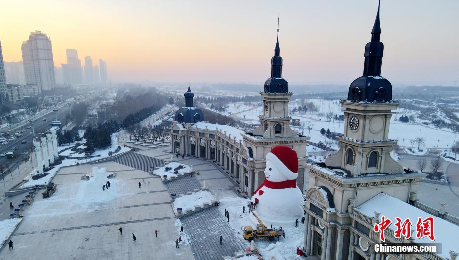 Harbin: completato il corpo principale del pupazzo di neve gigante