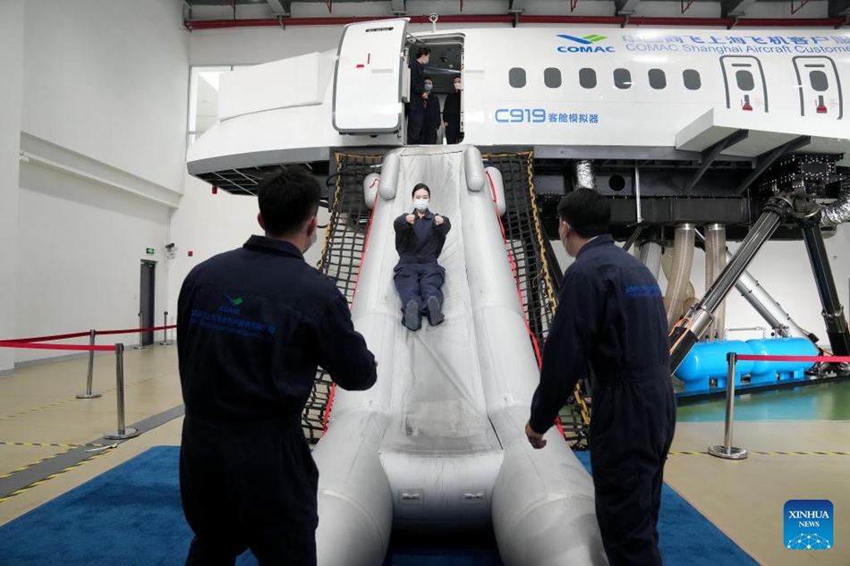 Shanghai, addestramento intensivo per gli assistenti di volo C919 