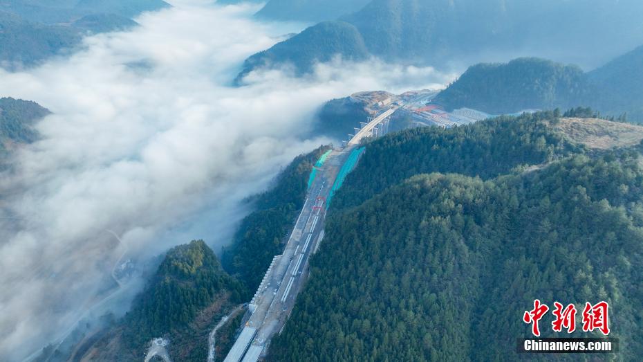 Il ponte sulle nuvole della Guizhou Tongxin Expressway