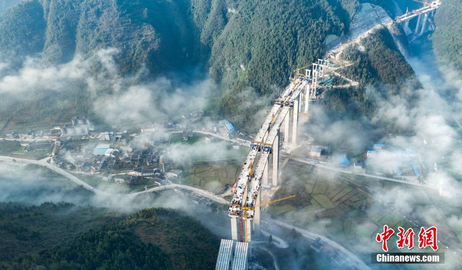 Il ponte sulle nuvole della Guizhou Tongxin Expressway