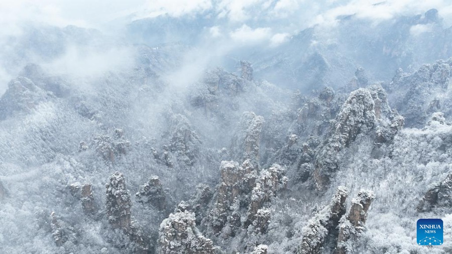 La Cina in foto: il monte Tianzi innevato