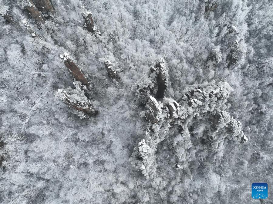 La Cina in foto: il monte Tianzi innevato