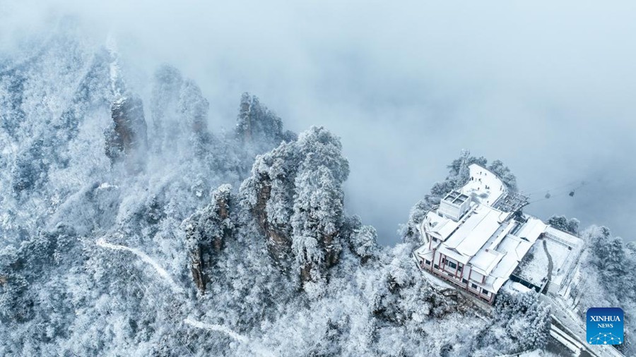 La Cina in foto: il monte Tianzi innevato