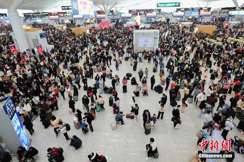 Shenzhen: i passeggeri intraprendono il viaggio verso la casa