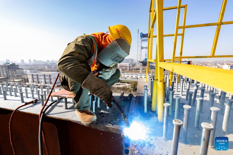 Le fabbriche e le aziende in tutta la Cina riprendono il lavoro dopo le vacanze della Festa di Primavera