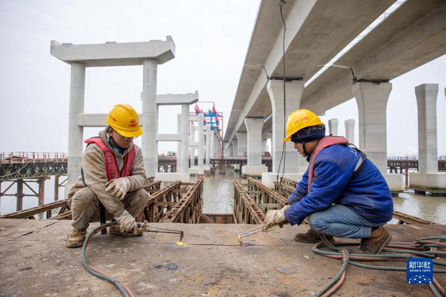 Cina: in costruzione l'autostrada sul mare