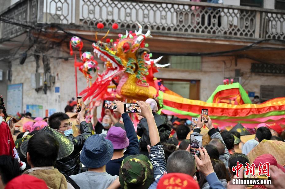 Guangxi: la danza del drago e i petardi danno il via al 